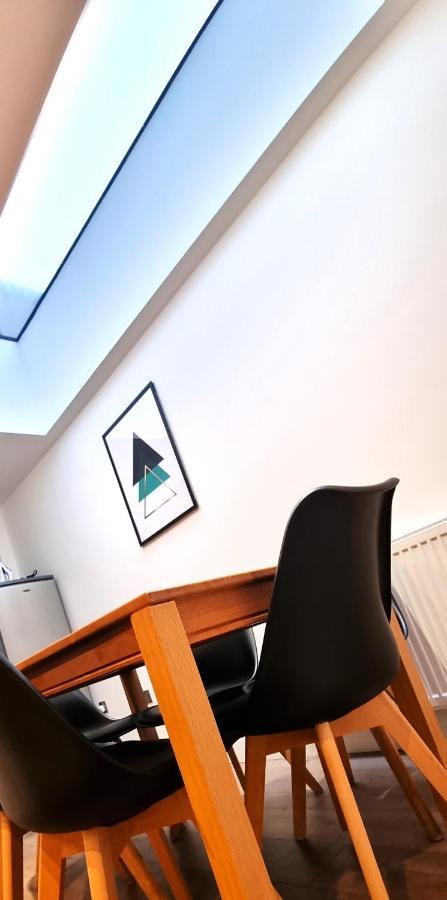 Spacious 6 Bedroom House, 4 Bathrooms, Central, 2 Parking Spaces سويندون المظهر الخارجي الصورة