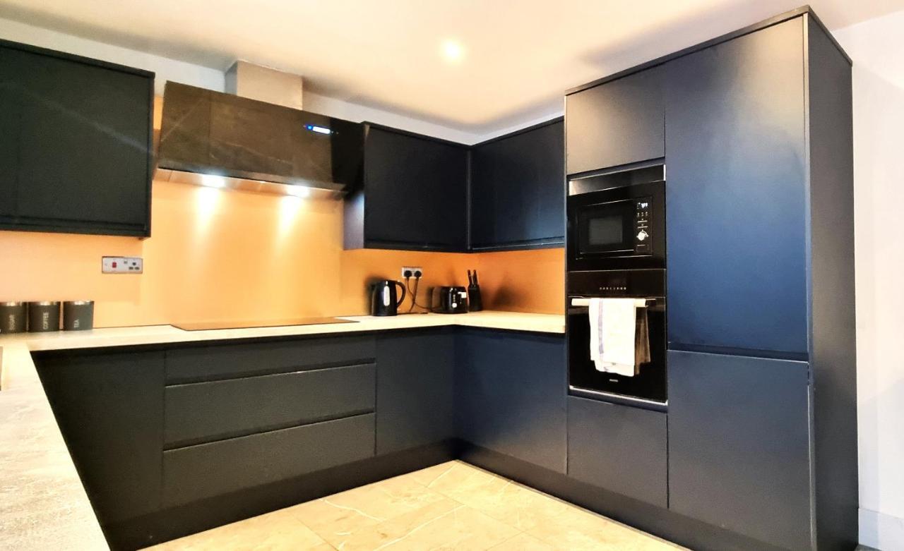 Spacious 6 Bedroom House, 4 Bathrooms, Central, 2 Parking Spaces سويندون المظهر الخارجي الصورة